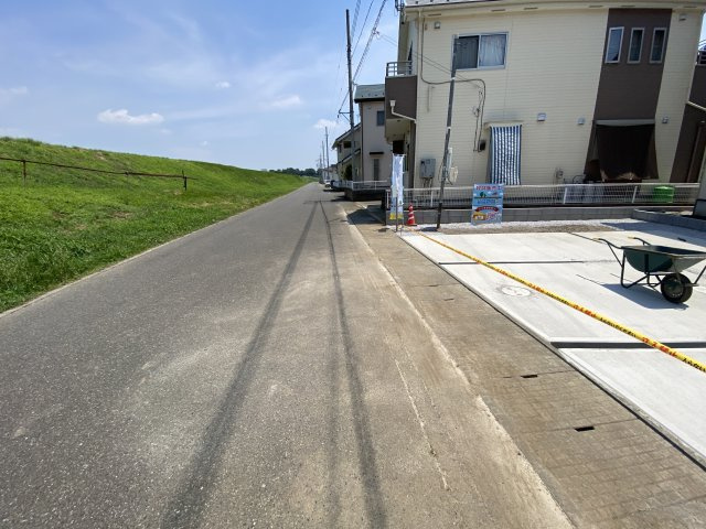 新築　伊勢崎市太田町17期　2号棟の前面道路含む現地写真|現地写真　北側接道幅員約6ｍ			
	
