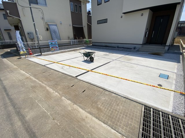 新築　伊勢崎市太田町17期　2号棟の駐車場|　駐車スペースは並列3台分可能です！
