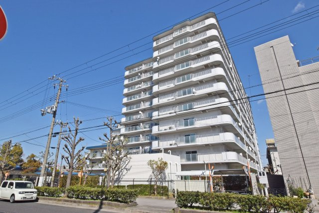 日商岩井香枦園マンション二号棟の外観|阪急「香櫨園」駅徒歩16分×総戸数123戸のビッグコミュニティマンションです。
皆様からのご連絡を心よりお待ちしております。