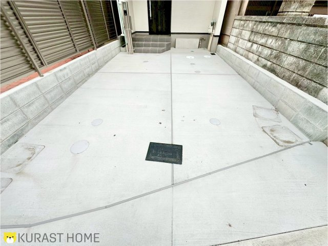 京都市右京区西京極東衣手町　未入居物件の駐車場