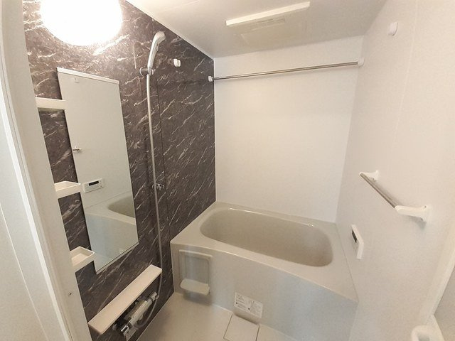 朝倉郡筑前町依井のアパートの浴室|日々の暮らしに欠かせないお風呂です