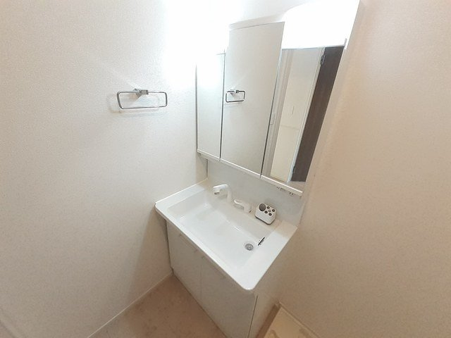 朝倉郡筑前町依井のアパートの洗面所|脱衣スペースもあります