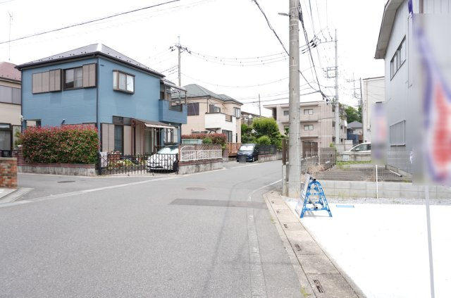 越谷市宮前1丁目 新築分譲住宅の前面道路含む現地写真