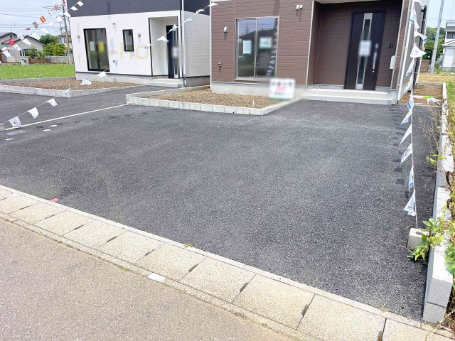 結城郡八千代町菅谷第2　新築戸建て　2号棟の駐車場|カースペースは2台お停めいただけます♪