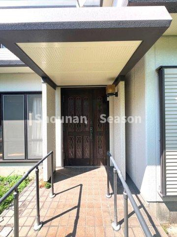 【玄関】 | 玄関にはスロープがあり、ベビーカー・車椅子での移動も楽々ですよ♪　
