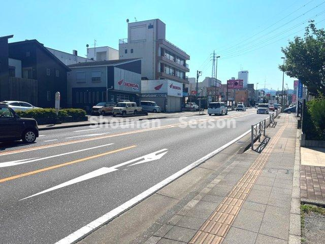 【周辺】 | 毎日の通勤・通学時間が短縮できる、小田急線「渋沢」駅徒歩６分◎◎　
小・中学校やお買い物施設（コンビニ・スーパー・ドラッグストア他）近く、暮らしやすさもお墨付きですよ♪