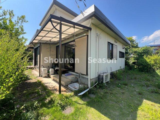 【外観】 | 緑豊かな植栽がお出迎え！大手「セキスイハイム」施工の大型注文住宅◎
大家族・二世帯での暮らしもピッタリな部屋数にゆとりがございます♪
