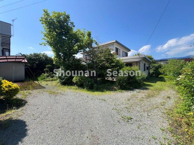 【庭】 | 圧巻の160.84坪！自分好みにアレンジが楽しめる広い庭付一戸建◎
来客時も駐車スペースに困りません♪