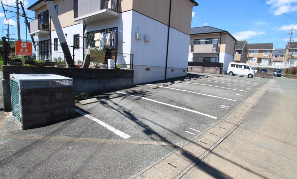 メゾンリリーフAの駐車場