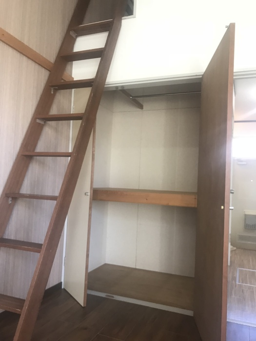 ローヤルハウスの収納|収納(ポール付)