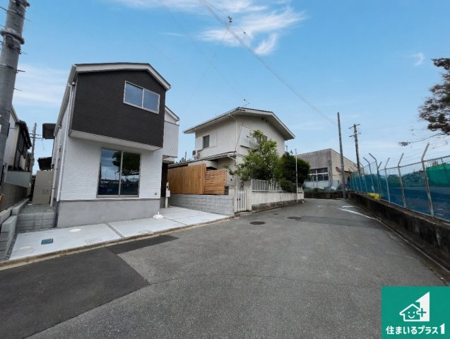 加古川市平岡町新在家　第10期　新築一戸建ての前面道路含む現地写真|周辺は閑静な住宅街！前面道路広々で車の出し入れも便利です。駐車が苦手な方でも安心して車庫入れできます！