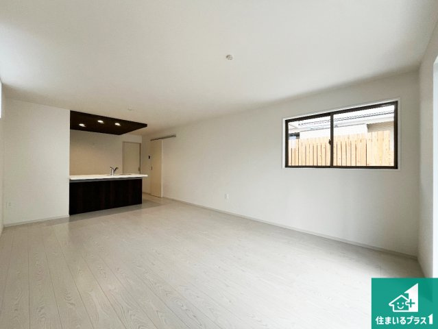 加古川市平岡町新在家　第10期　新築一戸建ての居間・リビング|日当たり良好の明るいリビングで朝の目覚めもスッキリできそう！対面キッチンでご家族のコミュニケーションも自然と増える設計！小さなお子様が遊ぶスペースを作っても広々とくつろげるLDK！
