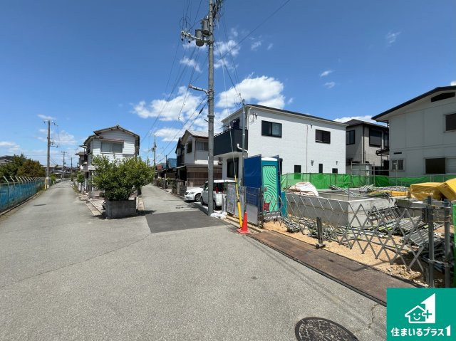 加古川市平岡町　第10期　新築一戸建ての前面道路含む現地写真|周辺は落ち着いた街並みの住宅地！子育てがしやすい住環境です！まだ未完成ですが、現地でしかわからない事もございます。是非一度ご覧ください。