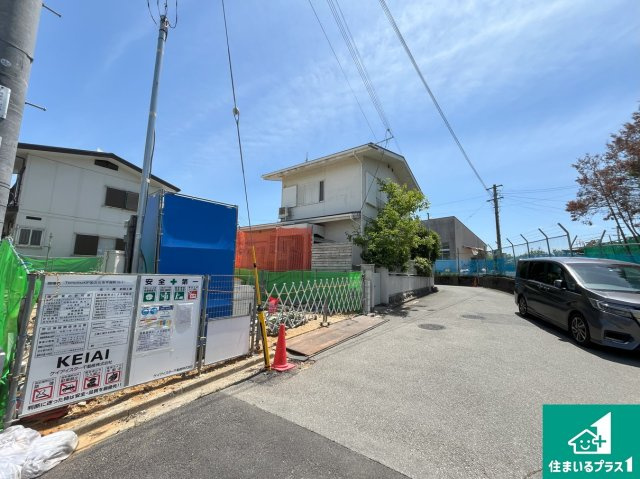 加古川市平岡町　第10期　新築一戸建ての前面道路含む現地写真|周辺は落ち着いた街並みの住宅地！子育てがしやすい住環境です！まだ未完成ですが、現地でしかわからない事もございます。是非一度ご覧ください。