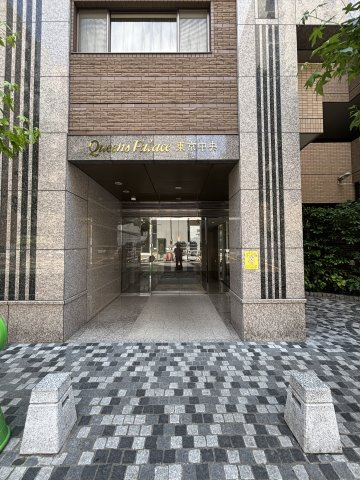 クイーンズパレス東京中央のエントランス