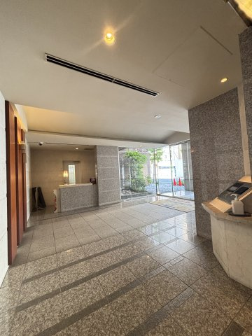 クイーンズパレス東京中央のエントランス