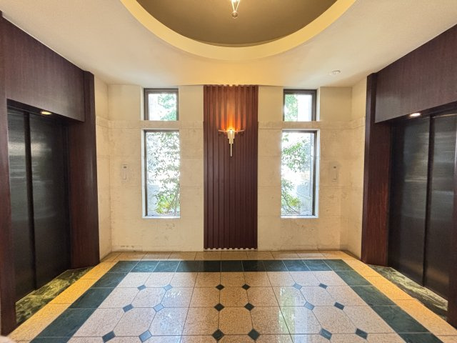 クイーンズパレス東京中央のエントランス