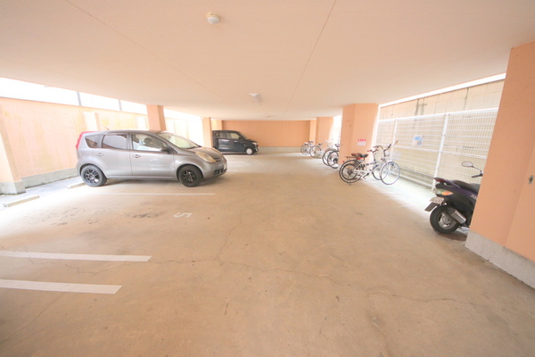 グレースシャンテの駐車場