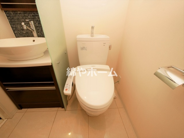 レジュールアッシュ難波リュクスのトイレ|清潔感のあるトイレです