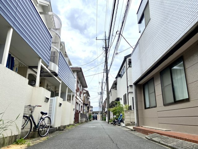 新作5丁目中古戸建ての前面道路含む現地写真