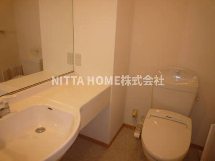 メゾン ラ トゥール　Ｂ棟のトイレ|大きな鏡の洗面台に温水洗浄付きのトイレです(*^^*)