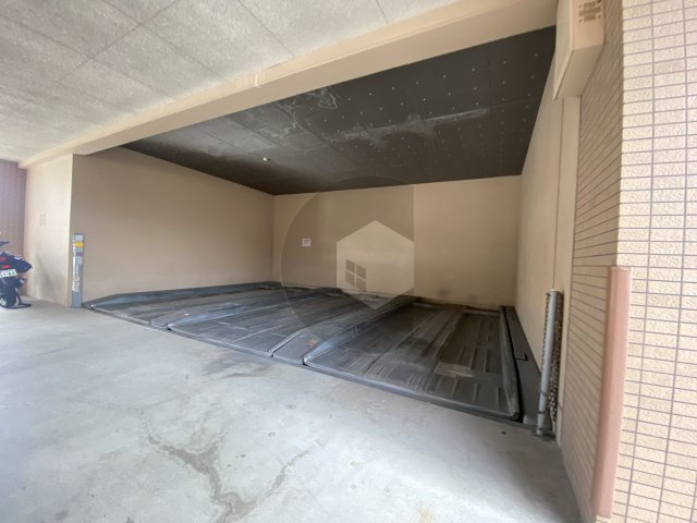 ファミーユ2002の駐車場