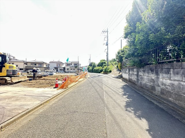 【前面道路含む現地写真】 | 朝霞市大字宮戸　建築条件なし売地　全16区画　(志木本店) | 前面道路の様子／2025年6月6日撮影
車の通りが少なく、静かで落ち着いた住環境です。