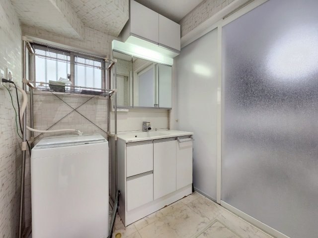 【価格改定】乙訓郡大山崎町字大山崎小字西高田の独立洗面台|三面鏡の洗面化粧台。
洗面化粧台の横には、洗濯機置き場がございます。