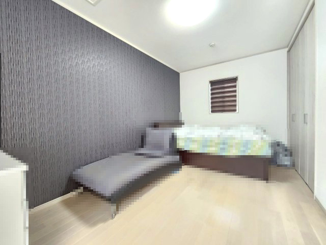 【価格改定】乙訓郡大山崎町字大山崎小字西高田の洋室|約7.5帖の洋室は、主寝室としておすすめ。
ベッドを置いてもゆとりがあり、家具の配置もしやすいです！