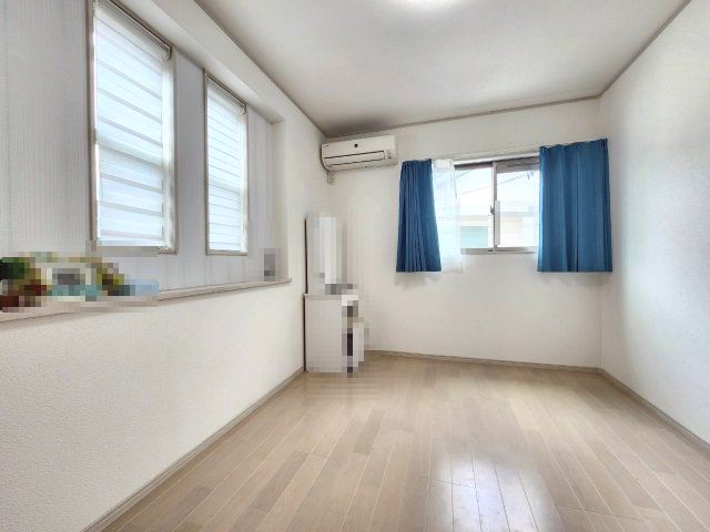 【価格改定】乙訓郡大山崎町字大山崎小字西高田の洋室|約6帖の洋室は、子ども部屋や趣味の部屋にぴったり。
ベッドや机を置いても余裕のある広さです！