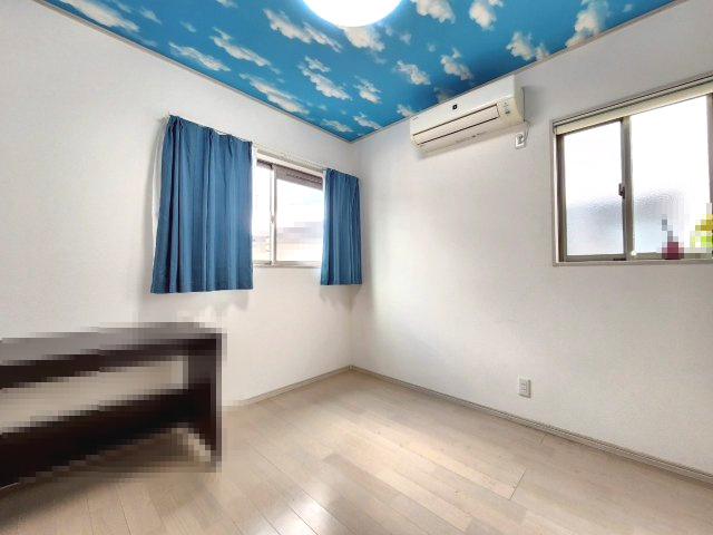 【価格改定】乙訓郡大山崎町字大山崎小字西高田の洋室|約4.5帖の洋室は、お子様部屋にピッタリの青空クロス！
気持ちよく朝を迎えられます！