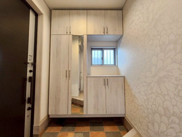 【価格改定】乙訓郡大山崎町字大山崎小字西高田の玄関|玄関収納がたっぷり！
靴や傘はもちろん、季節用品もすっきり片付く収納スペースが充実。