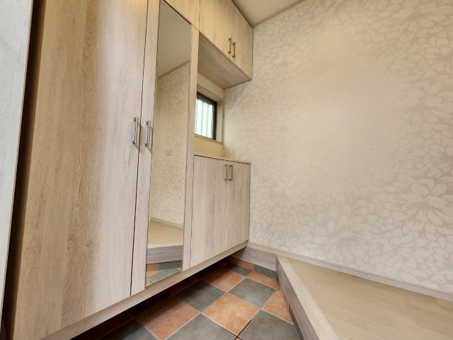 【価格改定】乙訓郡大山崎町字大山崎小字西高田の玄関|お出かけ前の身だしなみチェックに便利な全身鏡も設置されており、快適で使いやすい玄関です。