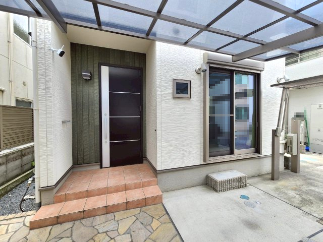 【価格改定】乙訓郡大山崎町字大山崎小字西高田の外観|ゆとりある玄関ポーチ付き。
雨の日でも濡れにくく、荷物の出し入れもスムーズです！