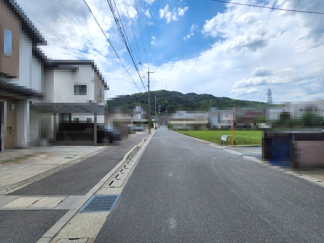【価格改定】乙訓郡大山崎町字大山崎小字西高田の前面道路含む現地写真|遠くに広がる山並みを望む、心安らぐ住環境。