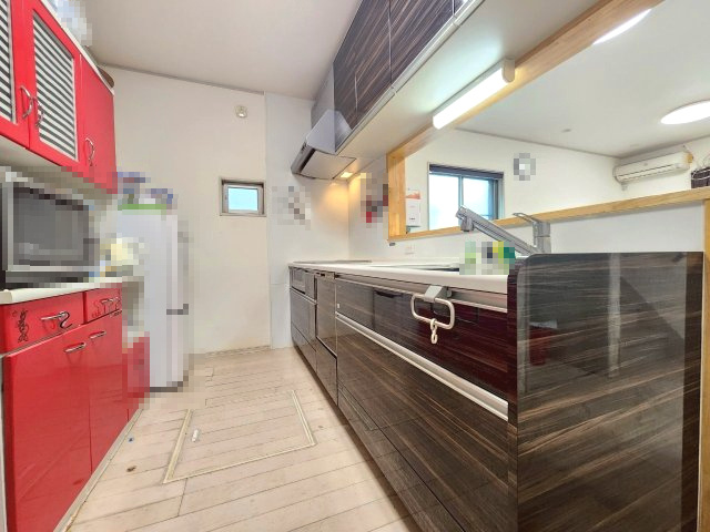 【価格改定】乙訓郡大山崎町字大山崎小字西高田のキッチン|収納たっぷりのキッチン！
大容量のキャビネットを備えており、食器や調理器具もスッキリ収納できます。