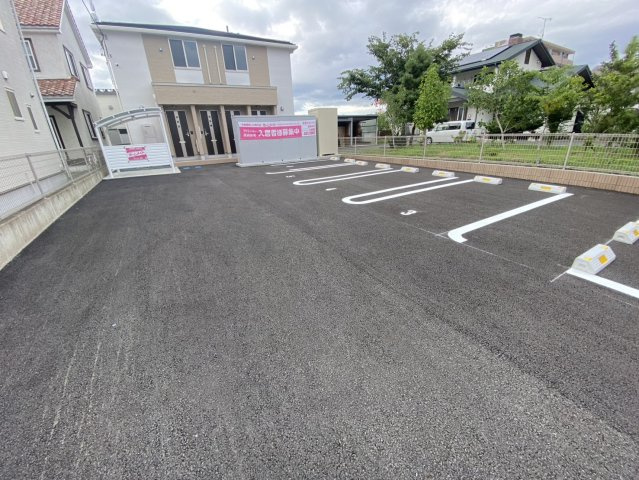 メゾン　ラ　テールの駐車場