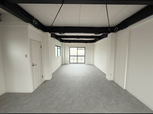 大久保駅前ビルの内装