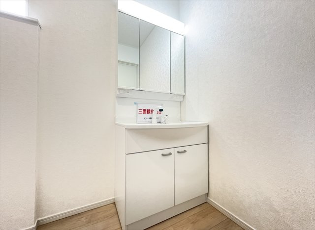 【独立洗面台】 | 朝霞市宮戸3丁目　新築一戸建住宅　全16棟　(志木本店) | 三面鏡洗面化粧台は収納部分を鏡が隠してくれますので、スキンケア用品を収納出来ます。シャワーヘッド付なのでお手入れもラクラクなのでキレイに保てます。