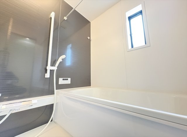 【浴室】 | 朝霞市宮戸3丁目　新築一戸建住宅　全16棟　(志木本店) | 浴室乾燥機が付いているので雨天の洗濯はもちろん、浴室内のカビの発生も防げるので衛生面も安心です。