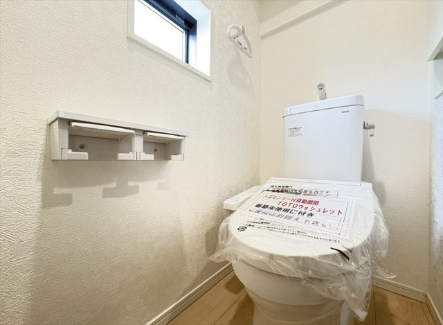 【トイレ】 | 朝霞市宮戸3丁目　新築一戸建住宅　全16棟　(志木本店) | 1Fトイレ／家族を感染症から守る温水洗浄便座を完備。
