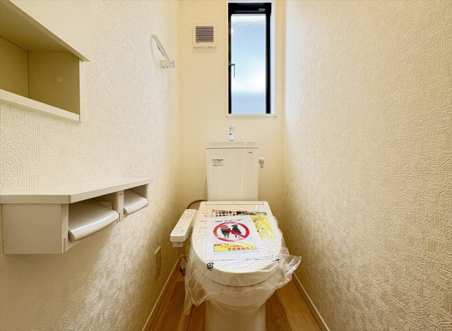 【トイレ】 | 朝霞市宮戸3丁目　新築一戸建住宅　全16棟　(志木本店) | 2Fトイレ／衛生用品やトイレットペーパー、掃除グッズの保管に便利な壁面収納完備でスッキリしたトイレ空間を維持できます。