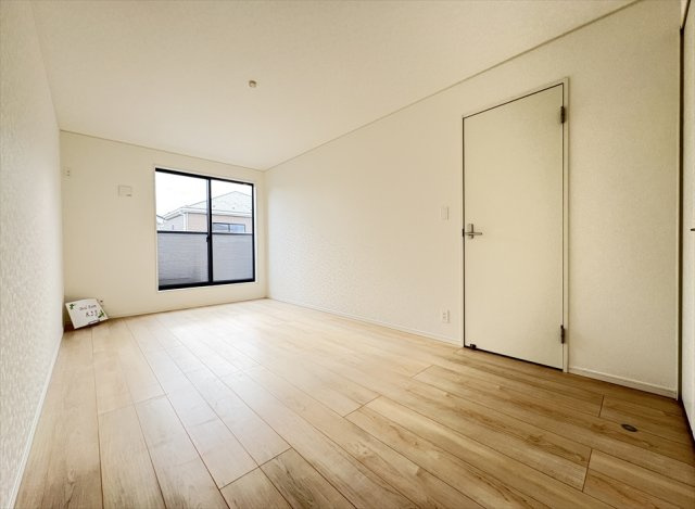 【洋室】 | 朝霞市宮戸3丁目　新築一戸建住宅　全16棟　(志木本店) | 洋室8.2帖／バルコニーに面した開放的な室内。