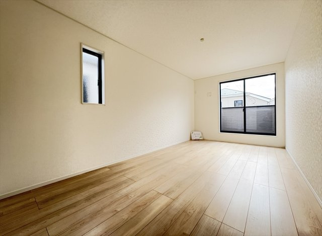 【洋室】 | 朝霞市宮戸3丁目　新築一戸建住宅　全16棟　(志木本店) | 洋室8.2帖／2面窓で換気も良好です。