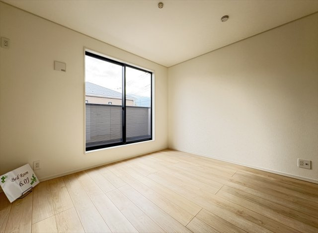 【洋室】 | 朝霞市宮戸3丁目　新築一戸建住宅　全16棟　(志木本店) | 洋室6帖／バルコニーに面した開放的な住空間