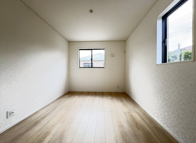 【洋室】 | 朝霞市宮戸3丁目　新築一戸建住宅　全16棟　(志木本店) | 家具の配置の邪魔にならない腰高窓でお部屋のレイアウトも自由が利きます。