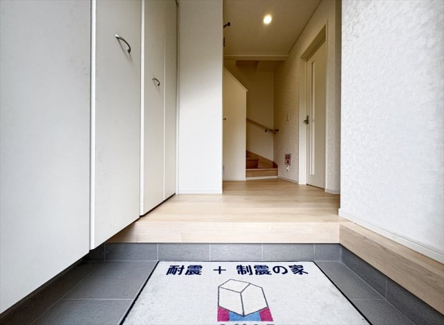 【玄関】 | 朝霞市宮戸3丁目　新築一戸建住宅　全16棟　(志木本店) | 制震装置「SAFE365」搭載で永く安心してお住まいいただけます。