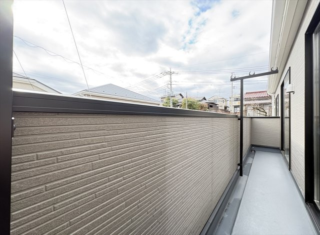 【バルコニー】 | 朝霞市宮戸3丁目　新築一戸建住宅　全16棟　(志木本店) | 2部屋から行き来できるバルコニー