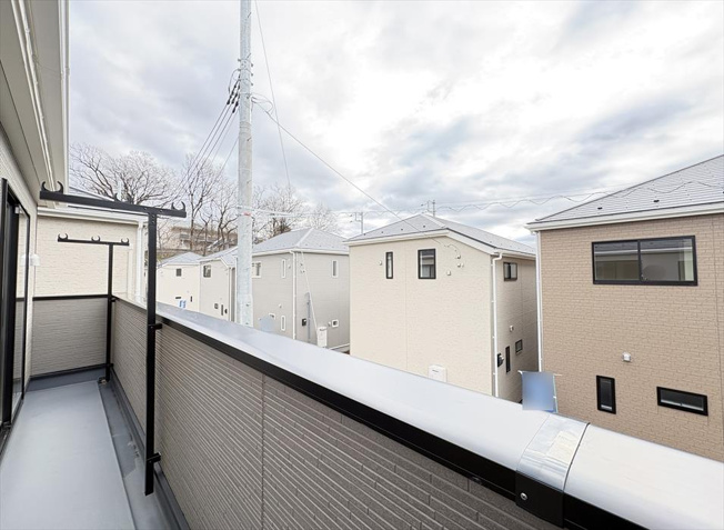 【バルコニー】 | 朝霞市宮戸3丁目　新築一戸建住宅　全16棟　(志木本店) | 静かな暮らしを好む方にもオススメな閑静な住宅地。
