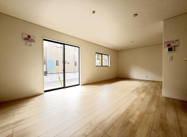 【居間・リビング】 | 朝霞市宮戸3丁目　新築一戸建住宅　全16棟　(志木本店) | 独立型のLDKはリビングの音や声が2階に響きにくいのでテレワークやお子様の勉強も捗ります。
